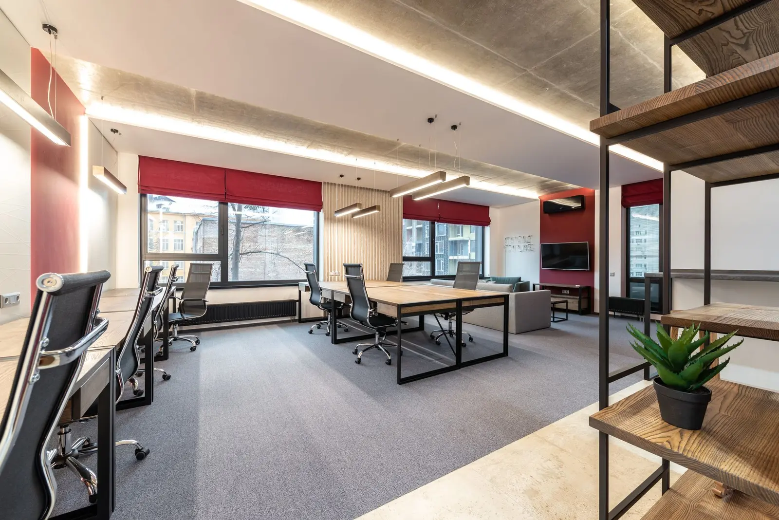 Muebles de oficina a medida con superficies de madera